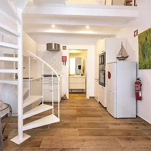 Yellow Barqueta Apartment
